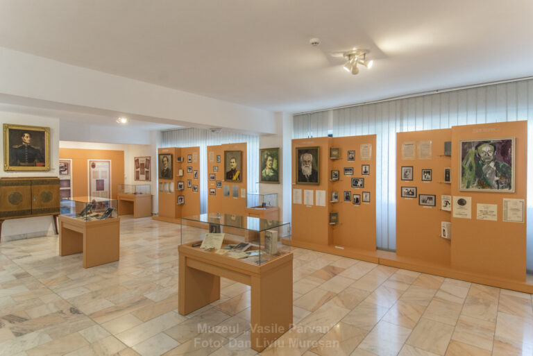 Muzeul „Vasile Pârvan” Bârlad, Secția Personalități bârlădene și Bibliotecă