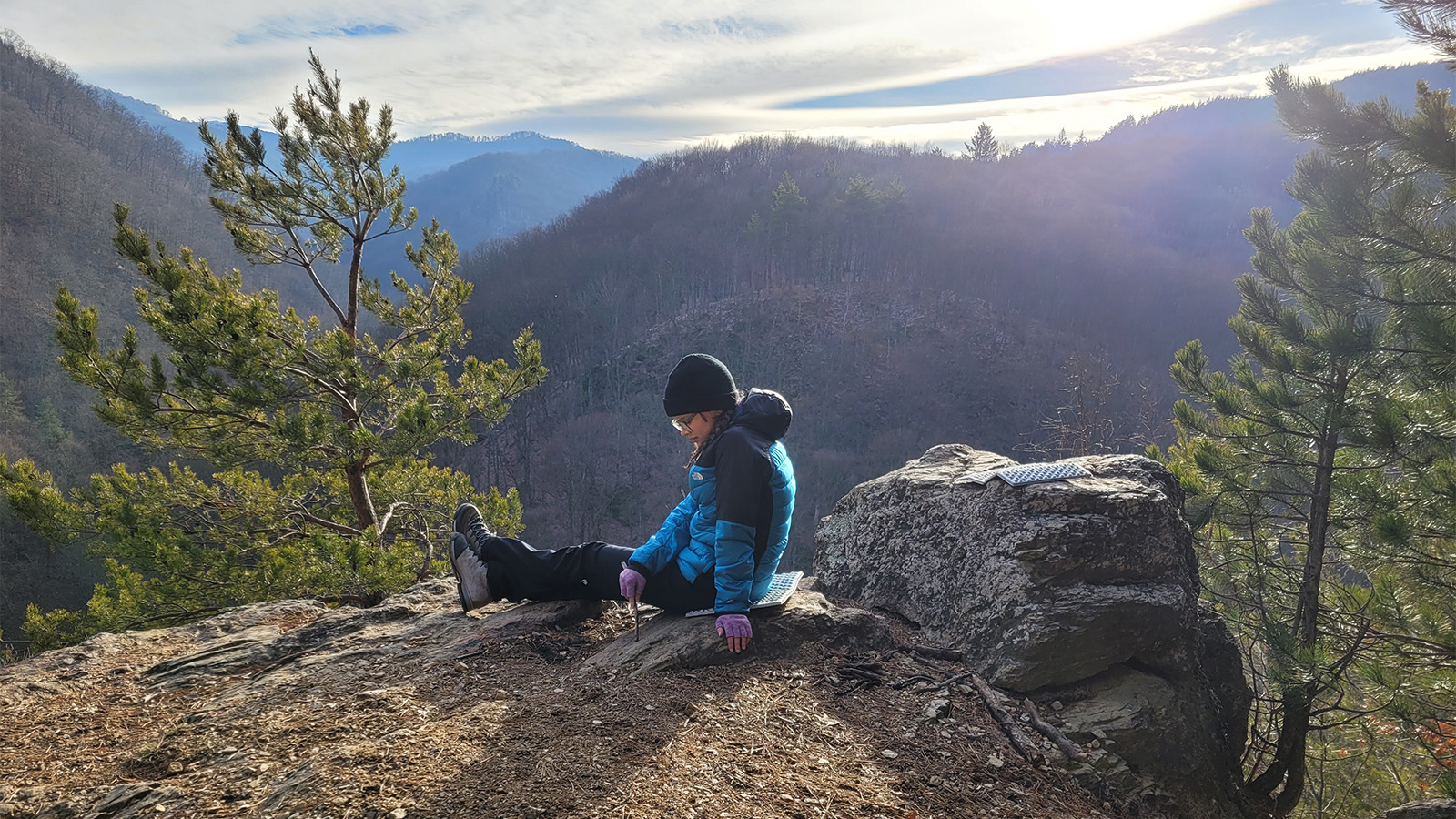 Drumeție în familie pe cărări mai puțin bătute spre stânci de legendă