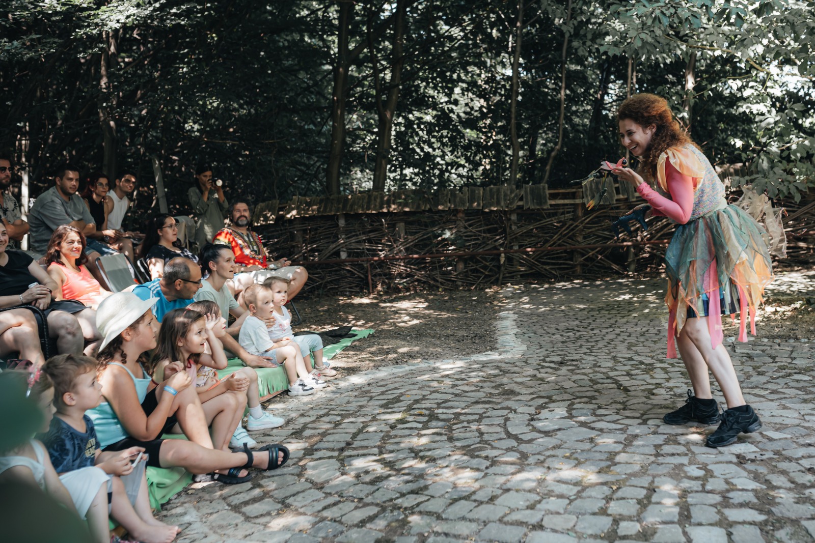 De la Livadă la Scenă – O zi cu Fructe, Drumeție, Teatru și Căruță la Sibie