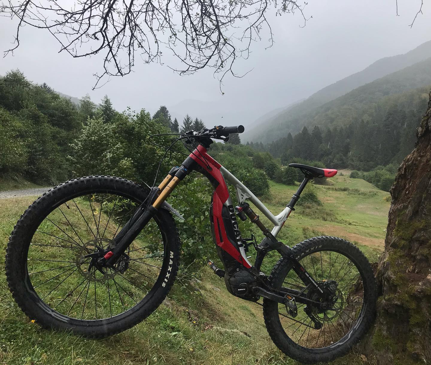 Explorează Munții pe ebike-urile MTB Thok