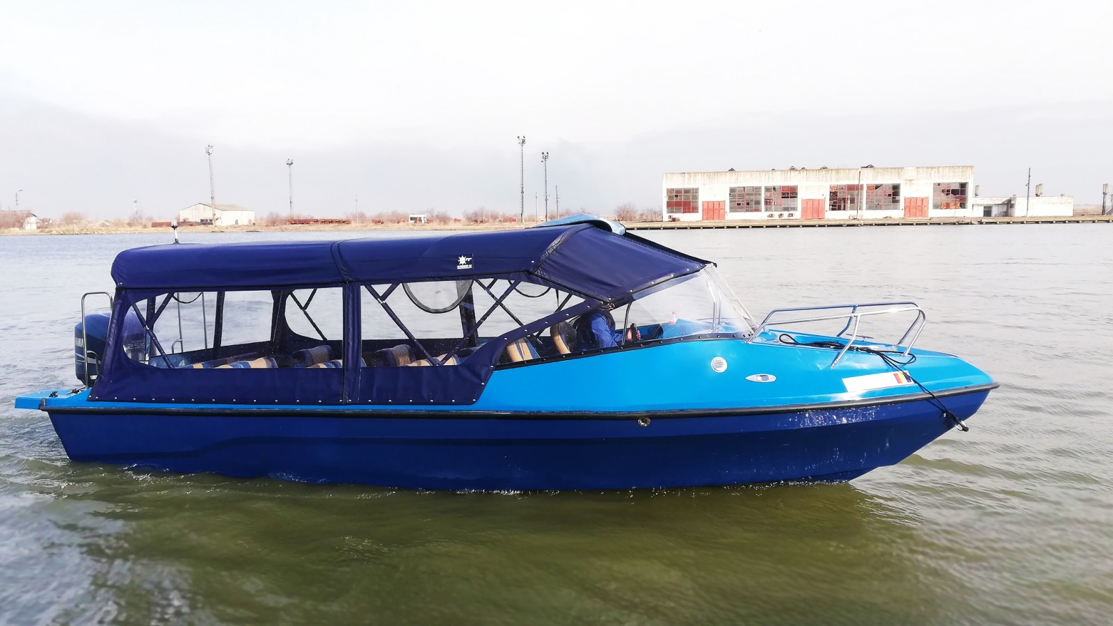 Transfer cu barca rapida 1.5 h  Corsar capacitate maxim 15 persoane
