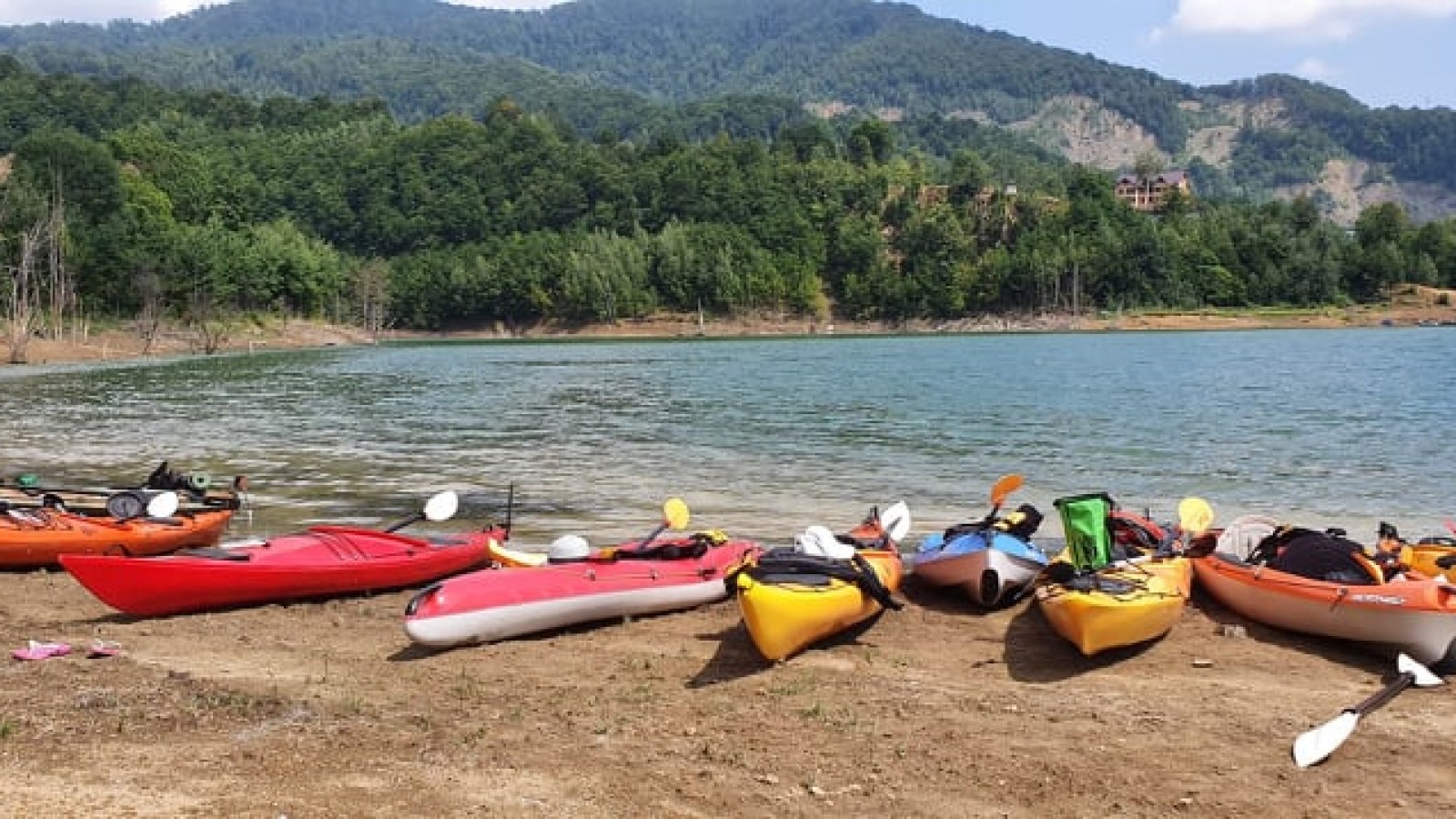 Weekend de Rusalii: Caiac pe Lacul Siriu