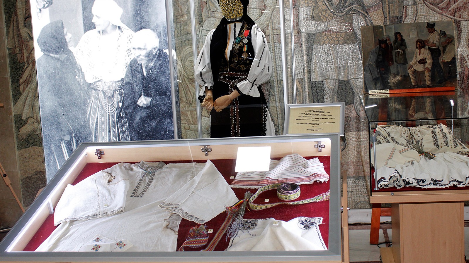 Expozitia Costumul popular - simbol al identitatii nationale