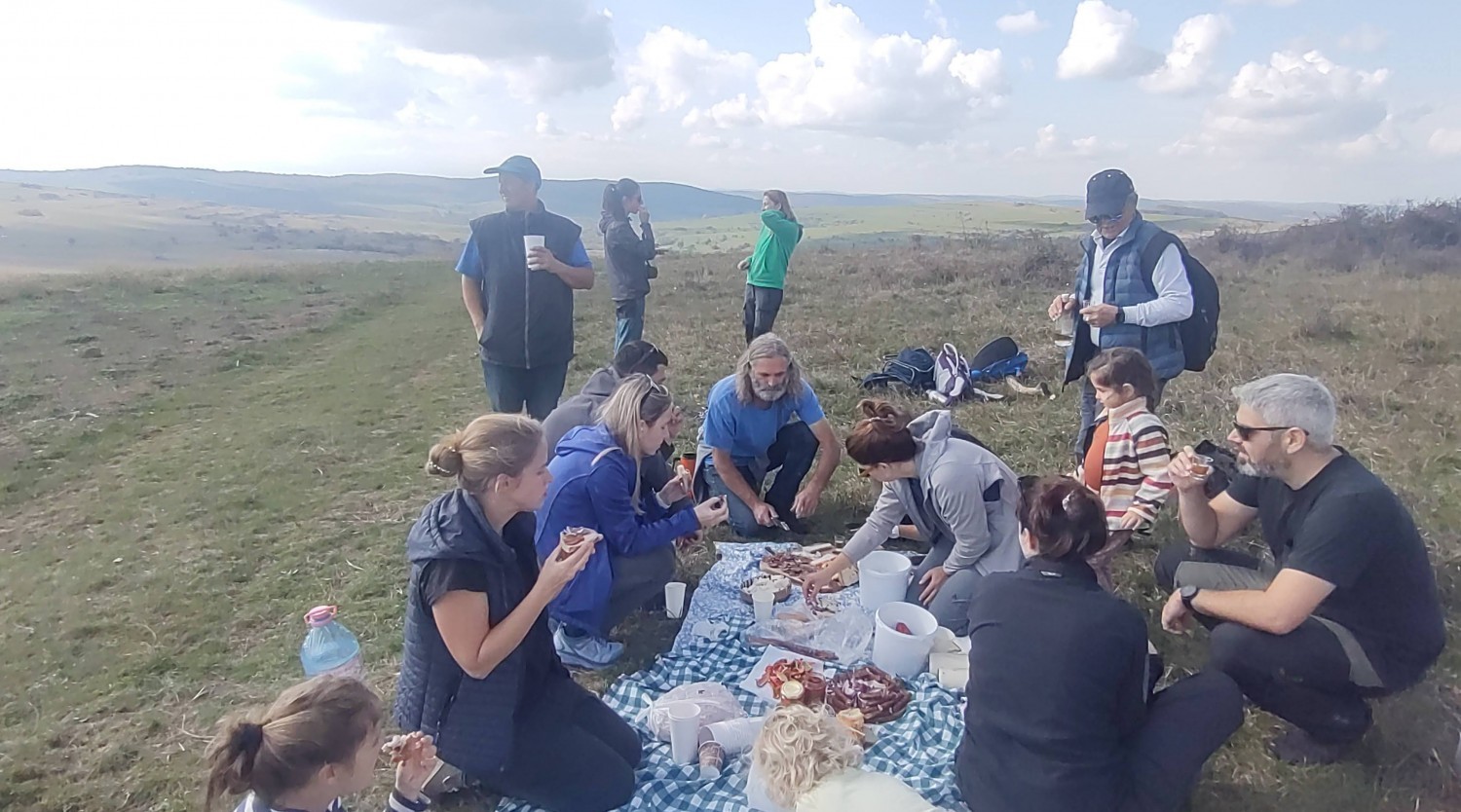 Drumetie pe colinele Hartibaciului cu degustare de branza/picnic la Stana