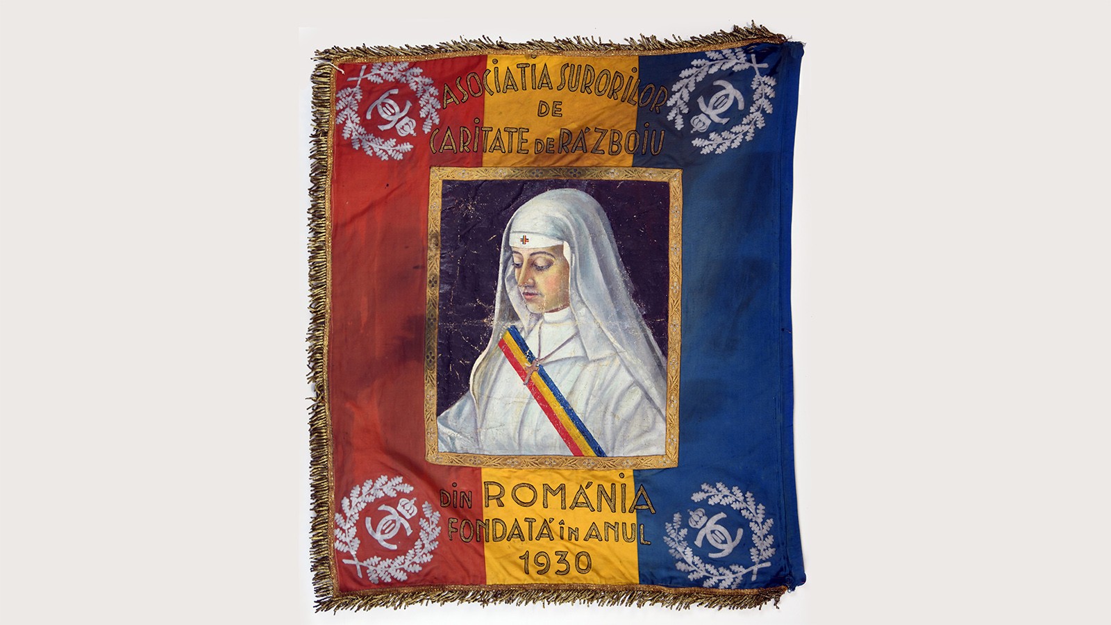 Tricolorul - simbol identitar al unitatii romanilor in costumul popular