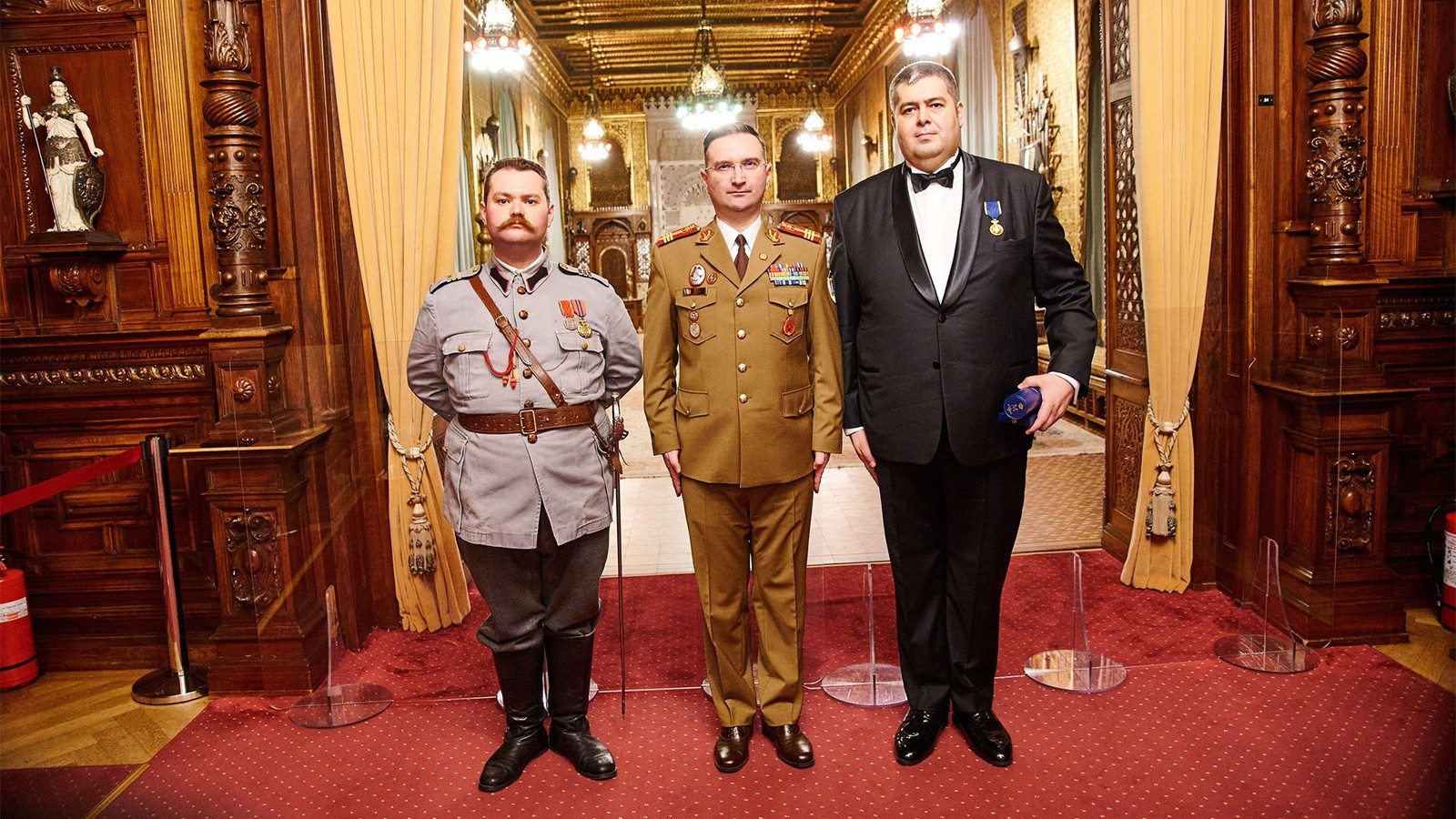 Decorarea Muzeului Militar cu distincția „Crucea Casei Regale a României”