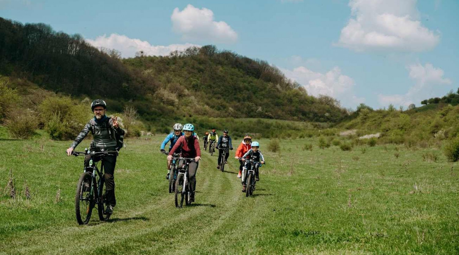 Tură de biciclete în familie în Pădurea Guşteriţa