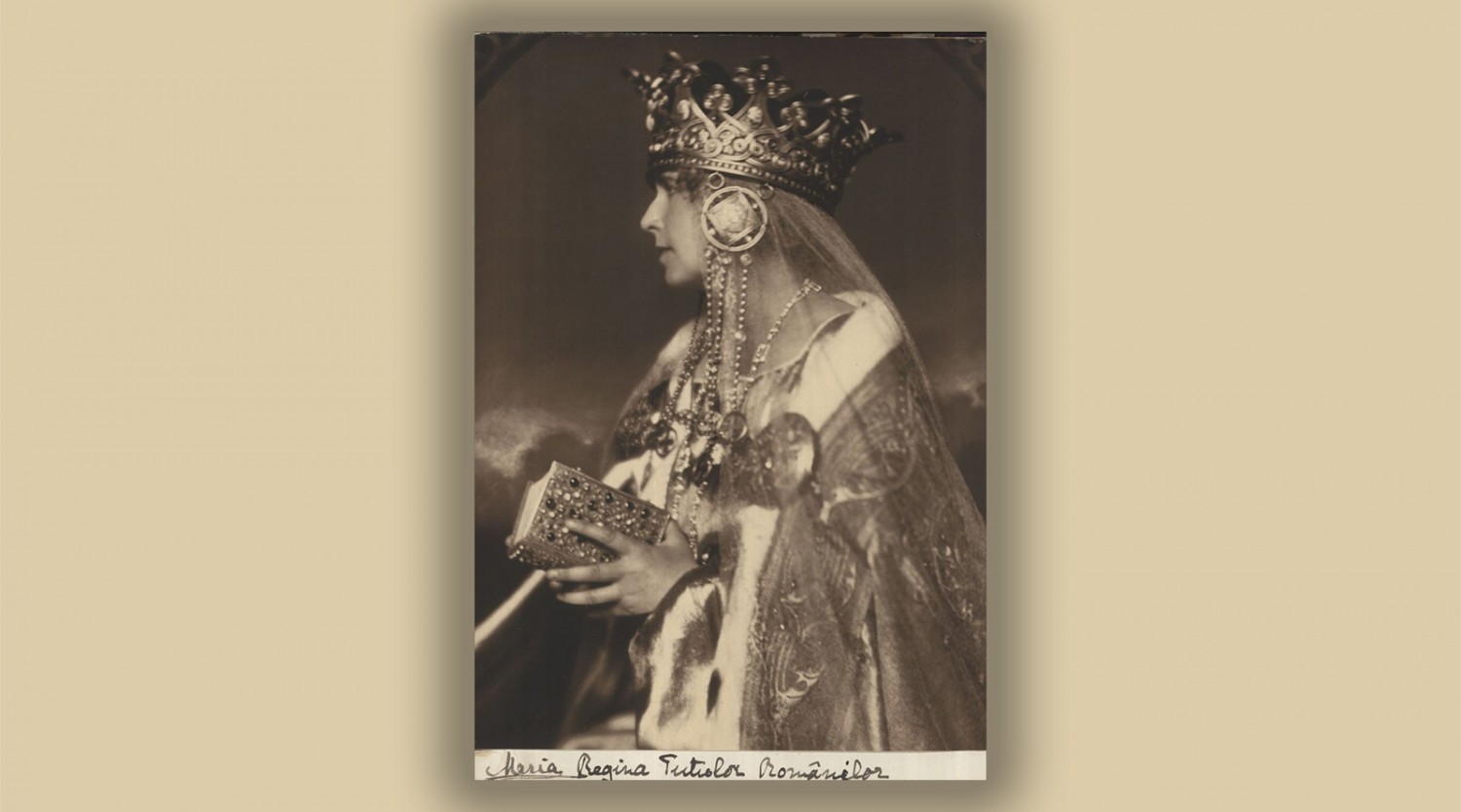 Bijuterii și veșminte regale: universul estetic al Reginei Maria