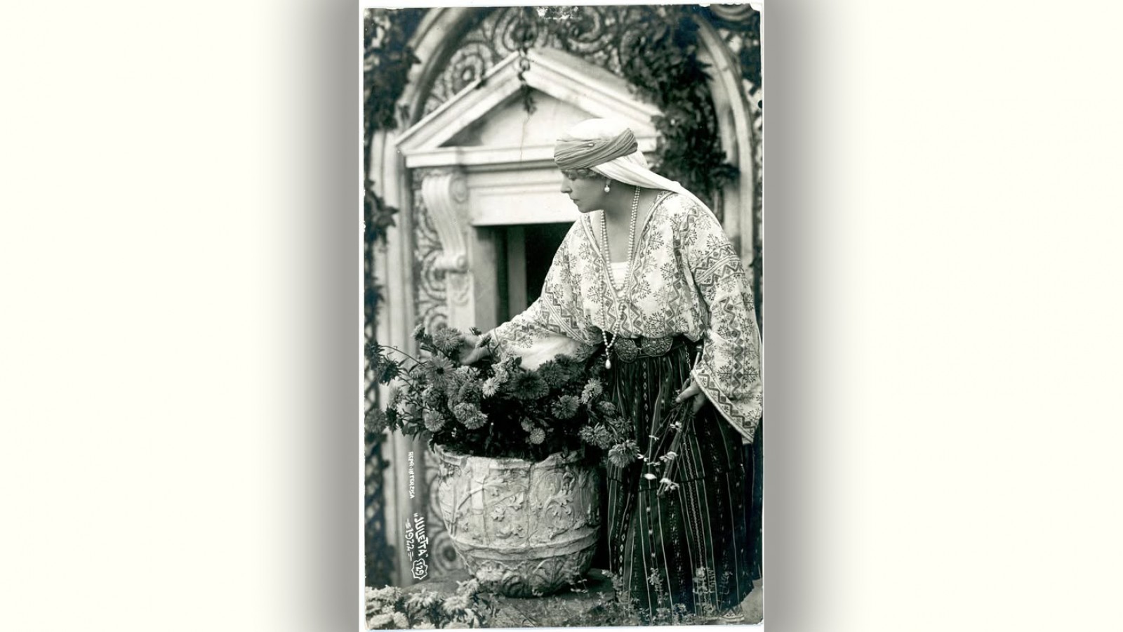 Bijuterii și veșminte regale: universul estetic al Reginei Maria