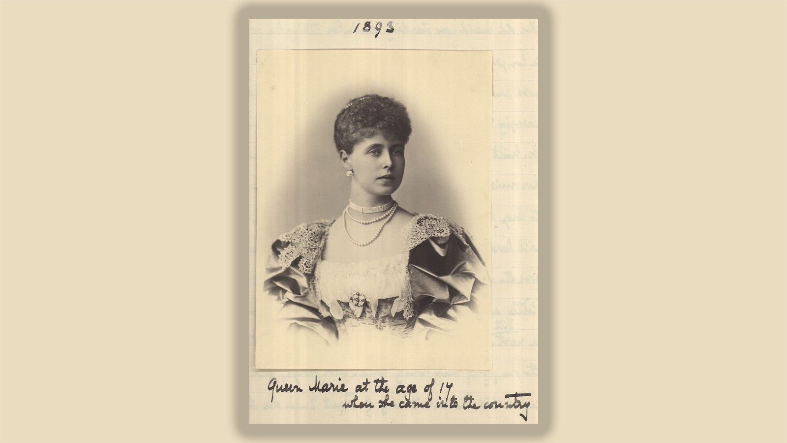 Bijuterii și veșminte regale: universul estetic al Reginei Maria