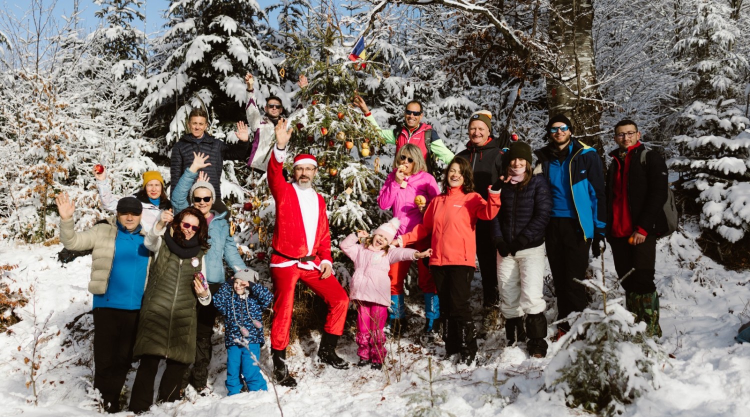 Colindăm cu mic cu mare și împodobim bradul la colibele din Gura Râului.