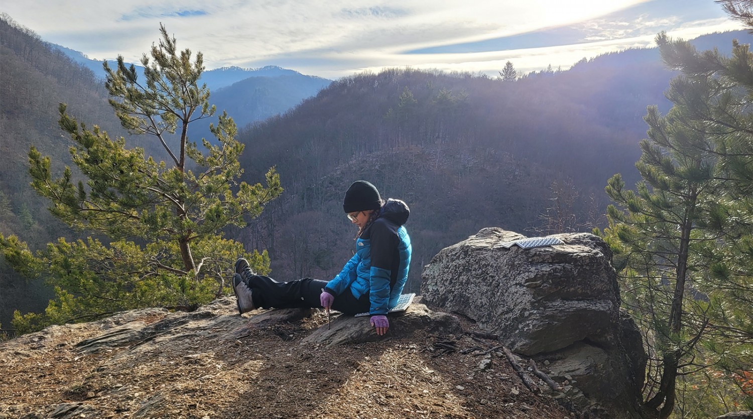 Drumeție în familie pe cărări mai puțin bătute spre stânci de legendă