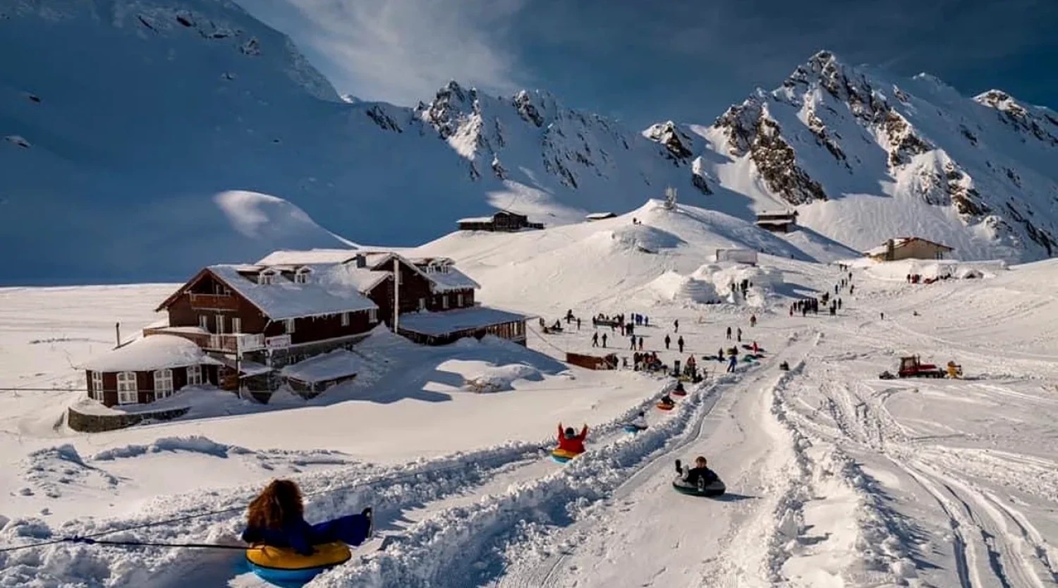 Aventura iernii la Bâlea: de la cascadă la lacul înghețat și patinaj