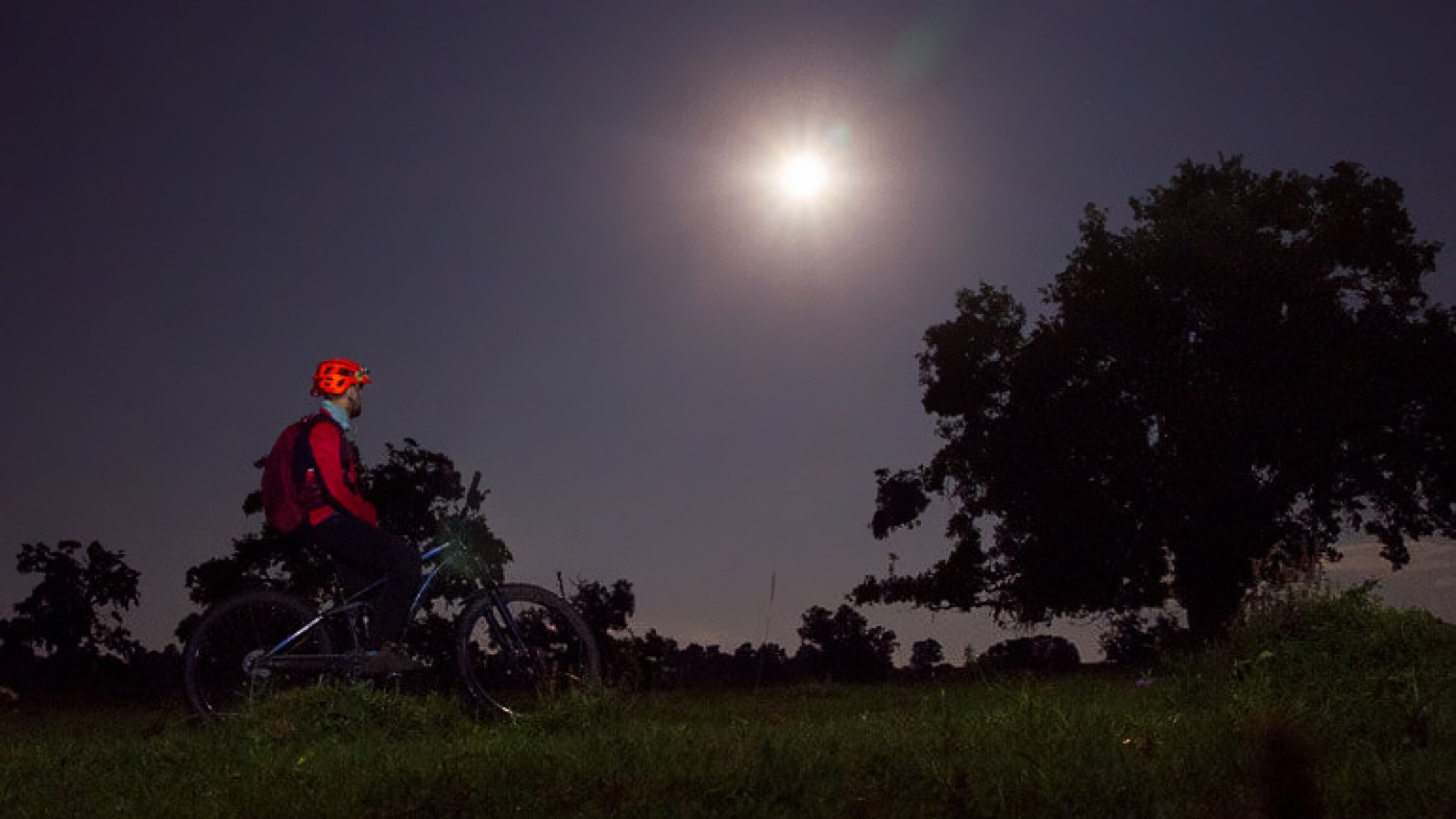 Turul de Noapte cu Lună Plină în Transilvania pe E-bike