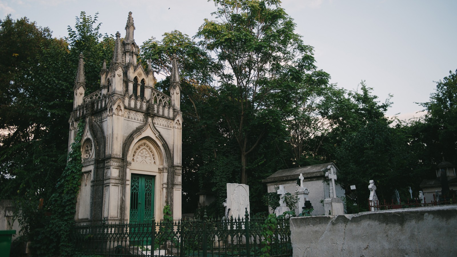 Explorează cimitirul Bellu și poveștile întunecate din București - PIETONAL