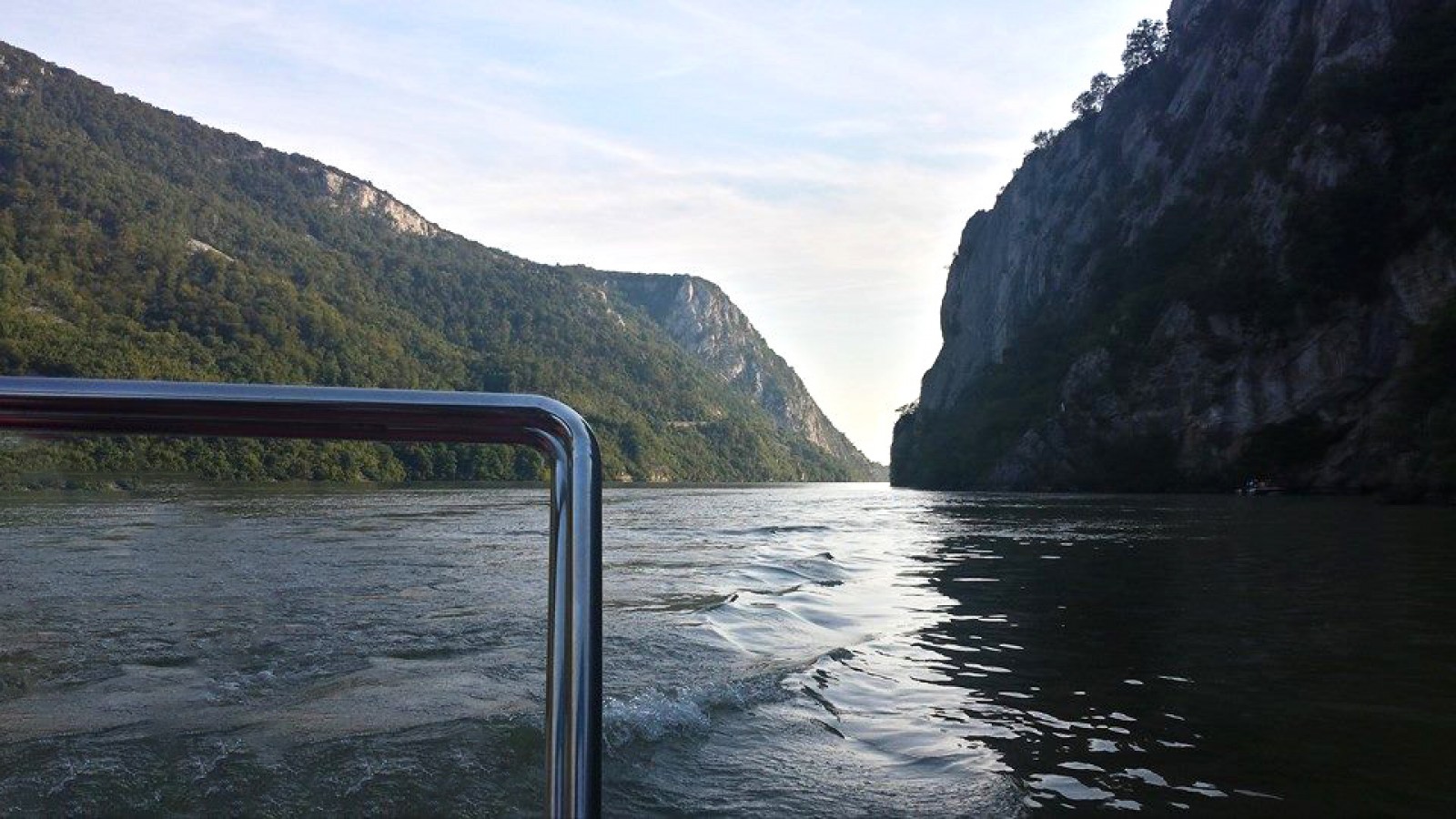 Plimbare cu barca de-a lungul Clisurii Dunării