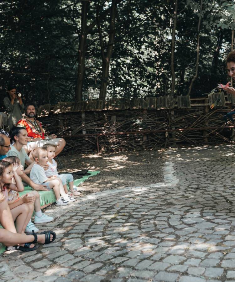De la Livadă la Scenă – O zi cu Fructe, Drumeție, Teatru și Căruță la Sibie